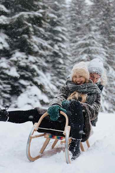 Paar beim Schlitten fahren ©Halfpoint Images/Moment via Getty Images