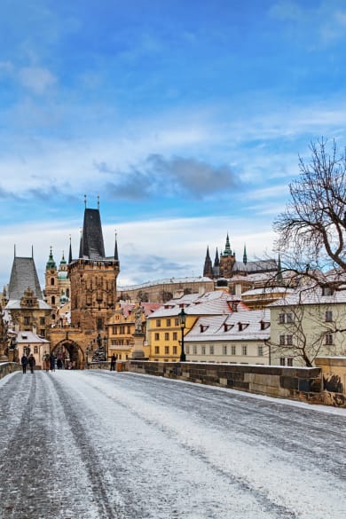 Karlsbrücke am Wintermorgen, Prag © iStock.com/rusm