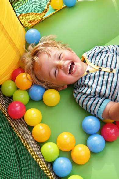 Glückliches Kind in Hüpfburg © stock.adobe.com - Brian Jackson