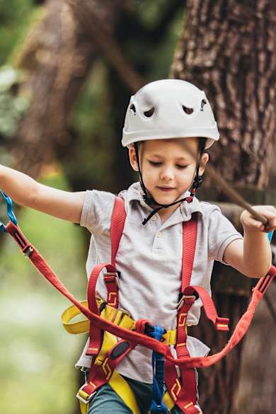 Kinder beim Klettern © Mediteraneo - stock.adobe.com