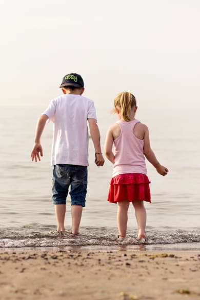 Zwei Kinder am Strand, Warnemünde © Claudia Marx - stock.adobe.com