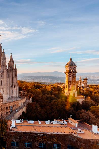 Kirche Sagrat Cor auf dem Tibidabo, Barcelona, Spanien © Alexander Spatari/Moment via Getty Images