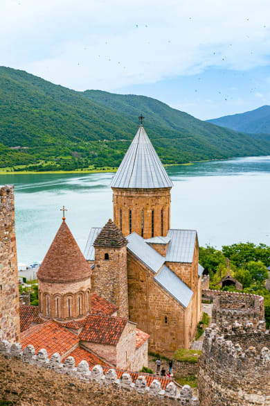 Kirche von Ananuri, Georgien © graphixel/E+ via Getty Images
