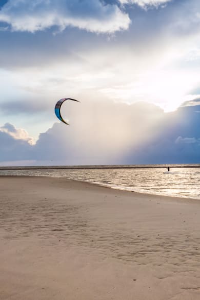 Kitesurfer alleine im Meer in St. Peter-Ording, Nordsee © iStock.com/Animaflora