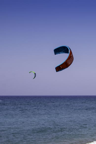Kitesurfer in der Nähe von Strand von Theologos, Rhodos © iStock.com/noel bennett