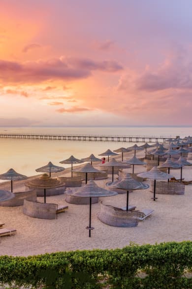 Landschaft mit Strand bei Sonnenaufgang in Marsa Alam © iStock.com/Balate Dorin