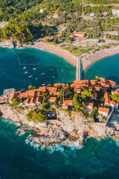 Luftaufnahme der Insel von Sveti Stefan in Montenegro © iStock.com/Vera_Petrunina