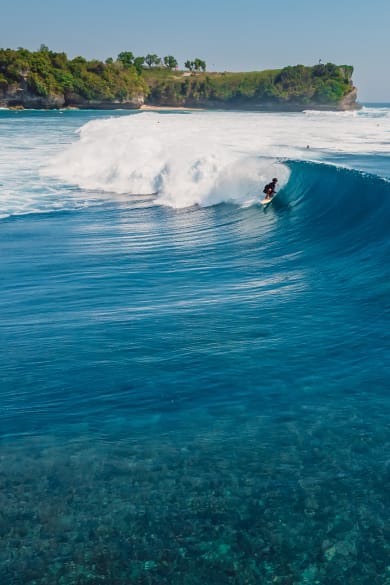 Luftaufnahme von Surfer auf idealer Barrel Wave in Bali, Indonesien © iStock.com/Nuture
