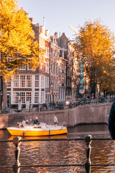 Mann schaut auf den Kanal in Amsterdam ©Alexander Spatari/Moment via Getty Images