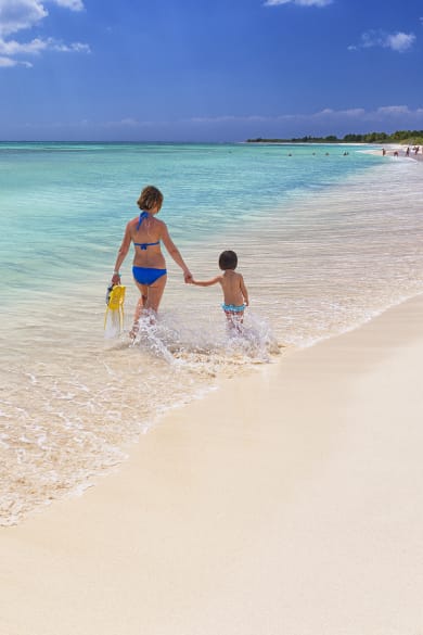 Mutter und Kind am Strand, Mexiko © David Santiago Garcia / Aurora Photos/Cavan via Getty Images
