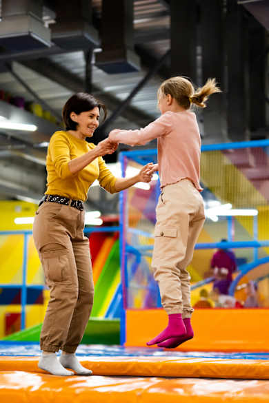 Mutter und Kind in einem Trampolinpark © Zheka-Boss/iStock / Getty Images Plus via Getty Images