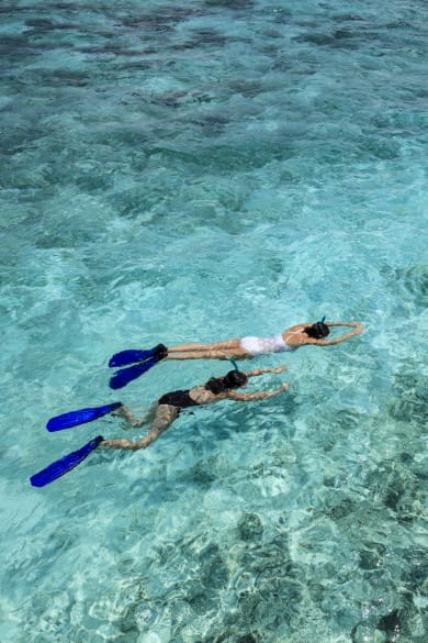 Mutter und Tochter Schnorcheln gemeinsam im Urlaub © iStock.com/btrenkel