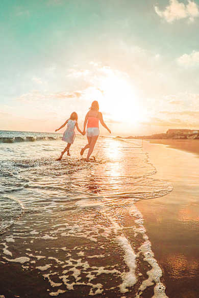 Mutter und Tochter am Strand, Spanien © 	DisobeyArt - stock.adobe.com