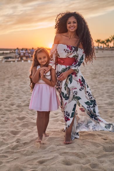 Mutter und Tochter gemeinsam am Strand bei Sonnenuntergang © iStock.com/Anton Dimov