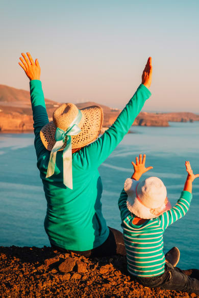 Mutter und kleine Tochter genießen Reisen in den Bergen auf Gran Canaria © iStock.com/Nadezhda1906