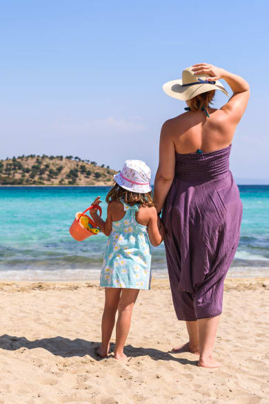 Mutter und Tochter an türkischem Strand © lordn - stock.adobe.com