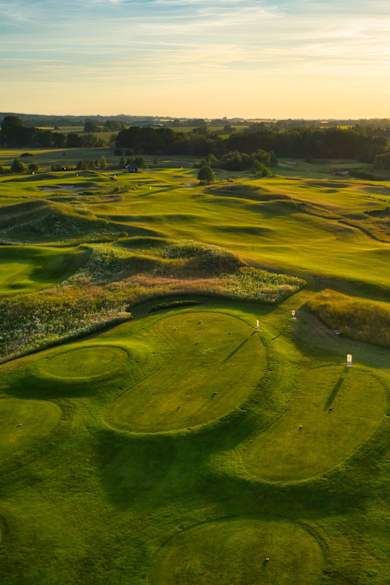 Blick auf das Ostsee Golf Resort Wittenbeck und die aufgehende Sonne.