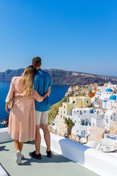 Paar in Santorini, Griechenland ©Santorines/iStock / Getty Images Plus via Getty Images