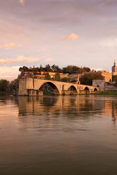 Papstpalast und alte Brücke von Avignon an der Rhône bei Sonnenuntergang, Avignon, Frankreich © Tim Mannakee/HUBER IMAGES