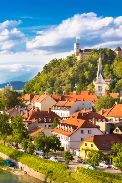 Panorama von Ljubljana, Slowenien © iStock.com/kasto80