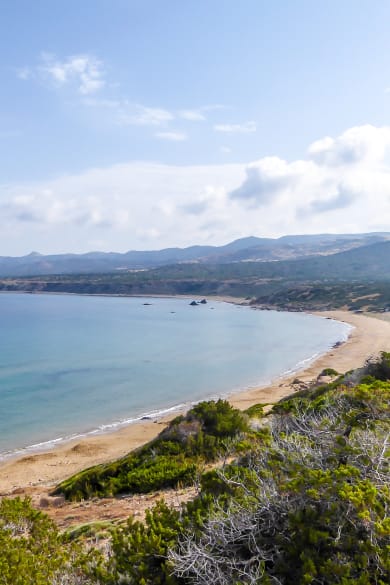 Panoramablick auf die Küste Zyperns mit dem Lara Beach © iStock.com/Christopher Moswitzer