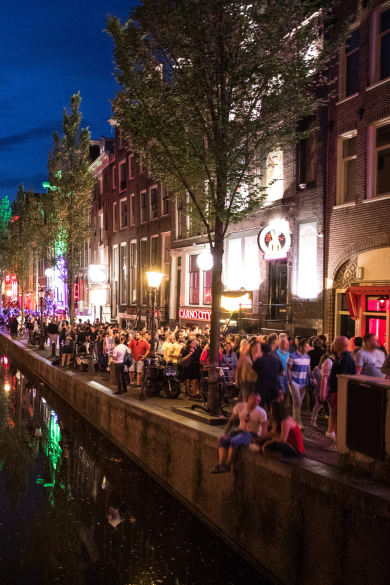 Partymeile in Amsterdam © LeoPatrizi/iStock / Getty Images Plus via Getty Images