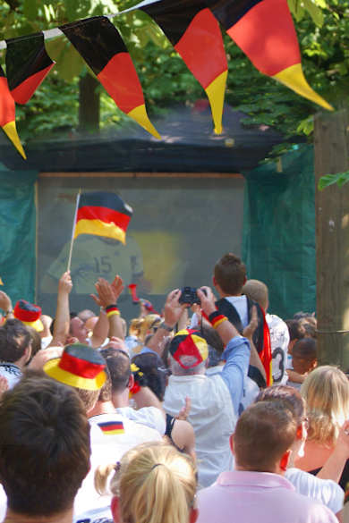 Deutschlandfans vor einer Leinwand draußen