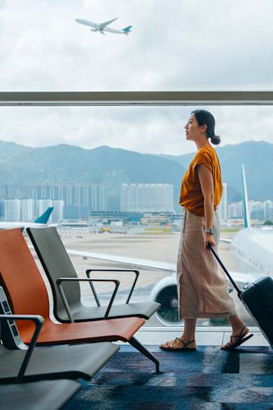 Reisende an einem Flughafen © d3sign/Moment via Getty Images