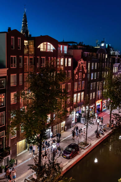 Rotlichtviertel De Wallen in Amsterdam, Niederlande © Wirestock/iStock Editorial / Getty Images Plus via Getty Images