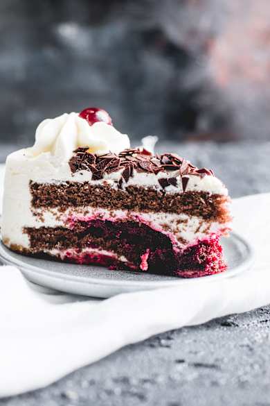 Ein Stück Schwarzwälder Kirschtorte.