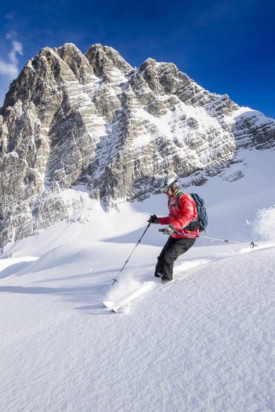 Skifahrer in den Berchtesgadener Alpen ©iStock.com/DieterMeyerl