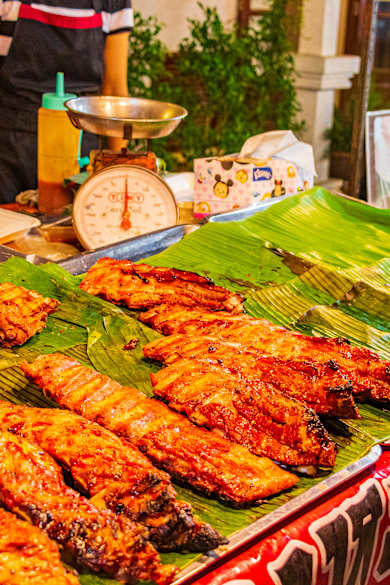 Blick auf eine Marktauslage mit gegrilltem Rindfleisch