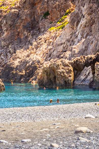 Kieselstrand in einer steinigen Bucht