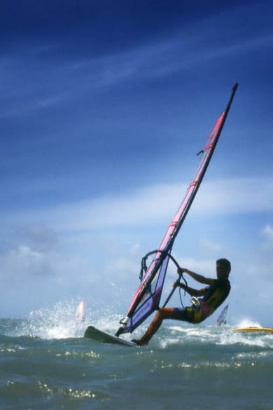 Surfer im freien Meer © iStock.com/bkindler