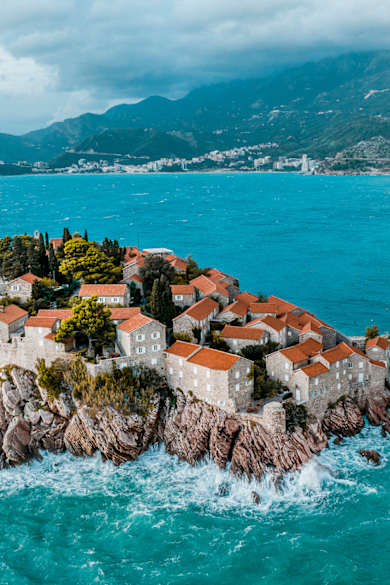 Sveti Stefan von oben im smaragdgrünen Wasser der Adria ©iStock.com/EXTREME-PHOTOGRAPHER
