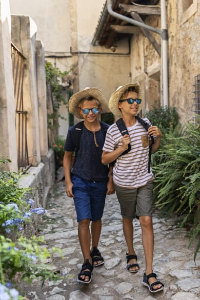 Teenager spazieren durch die engen Gassen der Stadt Valldemosa © iStock.com/Imgorthand