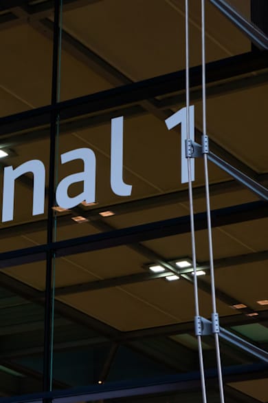 Terminal 1 Schild, Flughafen Berlin, Deutschland © stock.adobe.com - Mummert-und-Ibold