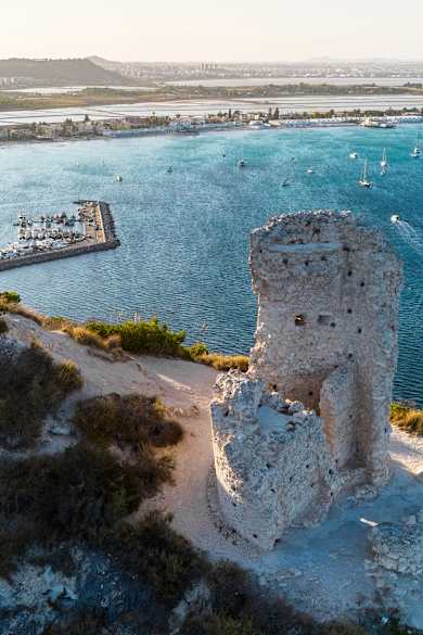 Turm und Blick auf Hafen und Strand