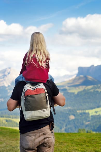 Vater und kleine Tochter bewundern den Blick auf die Seiser Alm, Südtirol, Italien ©iStock.com/MNStudio