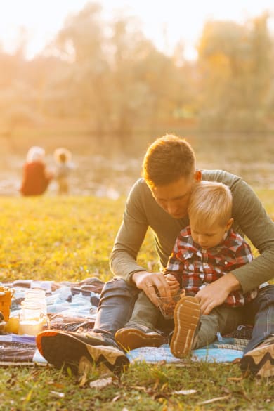 Vater und Sohn picknicken am See © Vulp - stock.adobe.com