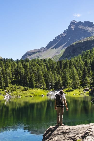 Wanderer und Bergsee im Hintergrund© deimagine/E+ via Getty Images