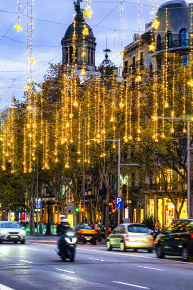 Weihnachtsbeleuchtung in Barcelona © iStock.com/Eloi_Omella