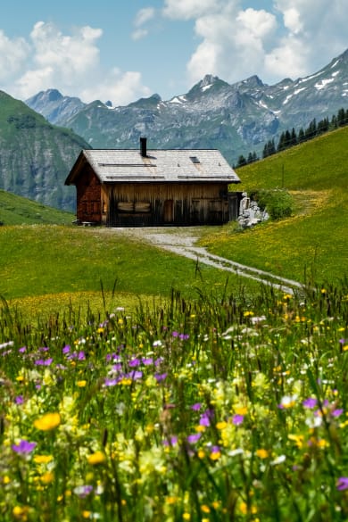 Almhütte zwischen Bergen in Vorarlberg, Österreich
