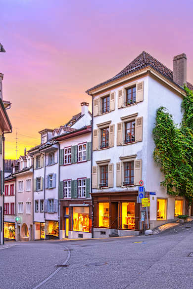 Ein Stadtviertel bei Abenddämmerung