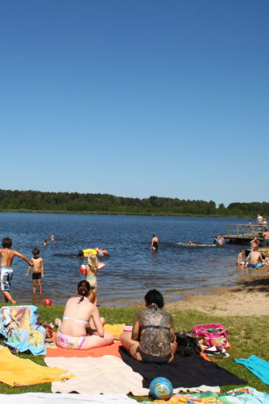 Badegäste am Köthener See, Brandenburg, Deutschland