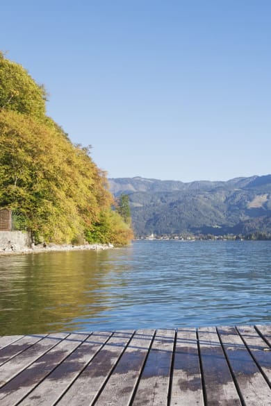 Ein Badesee mit Bergen im Hintergrund im Salzburger Land, Österreich.