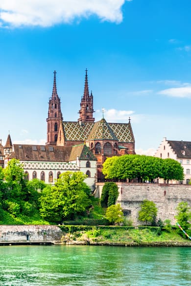 Blick auf eine Kirche an einem Fluss