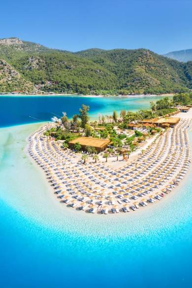 Blick auf einen Strand mit Liegestühlen