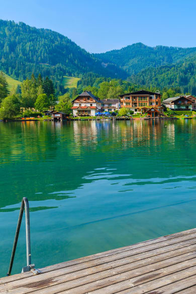 Blick vom hölzernen Pier auf den Weissensee.
