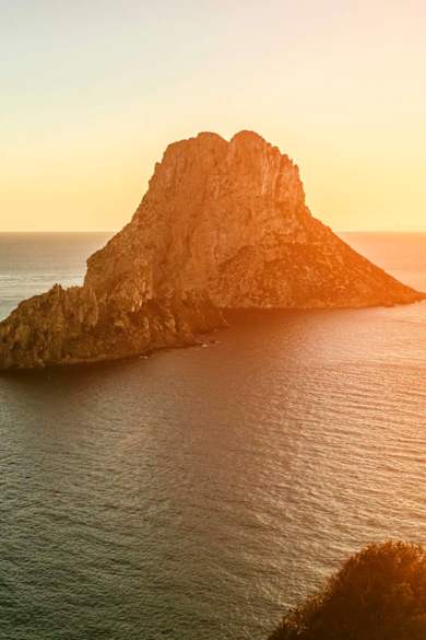 Blick auf Es Vedra beim Sonnenuntergang auf Ibiza.